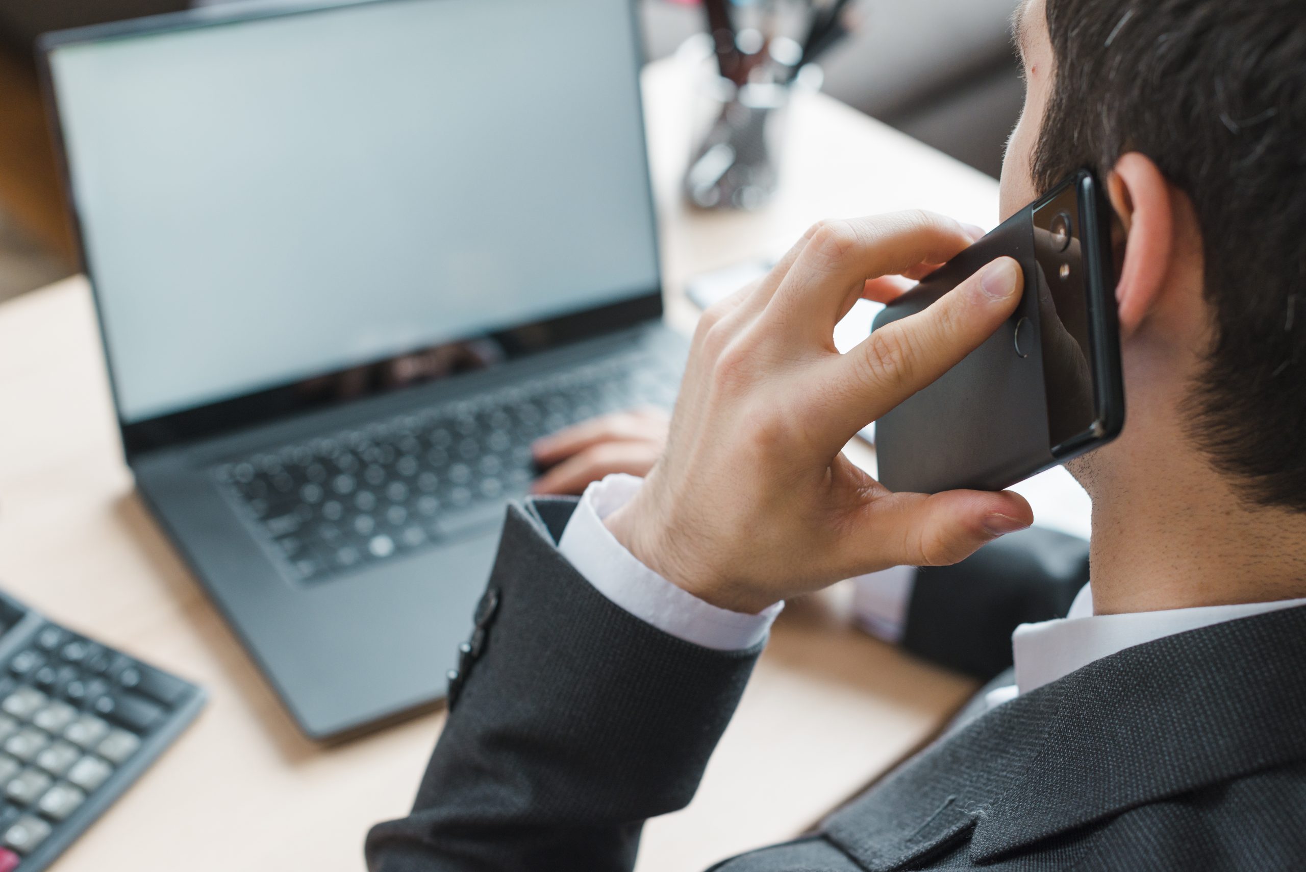 escritorio-de-oficina-con-ordenador-portatil-y-hombre-de-negocios escritorio-de-oficina-con-ordenador-portatil-y-hombre-de-negocios